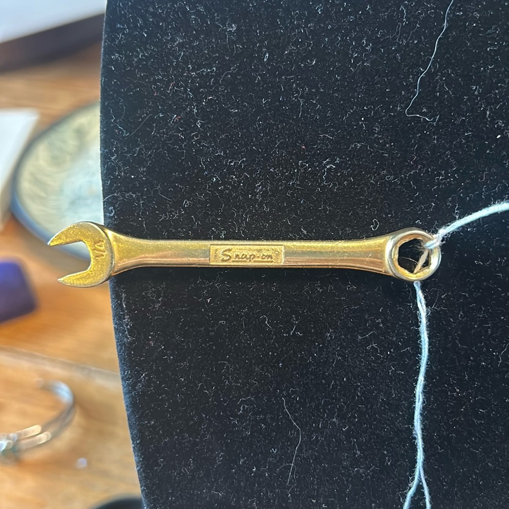 Snap On Tie Bar Clip 1/4" Open End Box Wrench Gold Mens Vintage Mechanic Tool